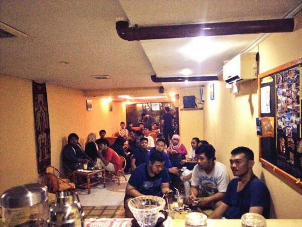 Suasana Saat kumpul di malam hari @kedai_ilalang