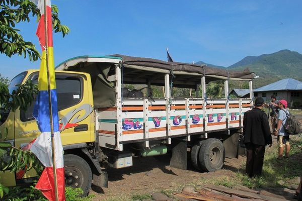 Otokol, Ini Dia Angkot Unik di Flores 091432_ot2