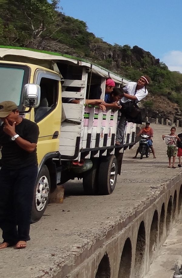 Otokol, Ini Dia Angkot Unik di Flores 091537_ot6