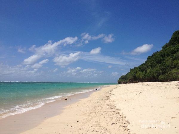 Hamparan Pasir Putih berpadu Hijaunya Laut dan Biru Langit