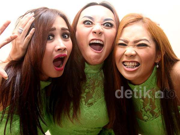 Pose Rawr Trio Macan Pose Rawr Trio Macan