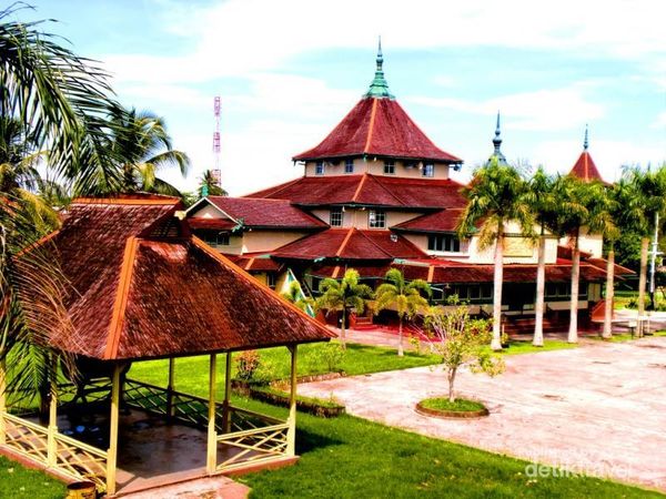 Masjid Jamik Kesultanan Sambas merupakan peninggalan fenomenal yang terdapat dalam komplek Istana Alwatzikhoebillah.