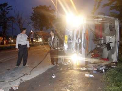 Bus Mira Terbalik di Raya Trosobo, Satu Penumpang Tewas Bus Mira Terbalik di Raya Trosobo, Satu Penumpang Tewas