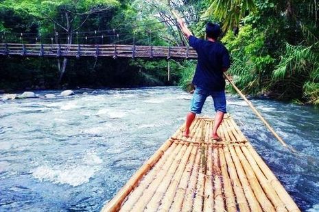 Potret: Rafting Bambu di Sungai, Cuma di Indonesia!