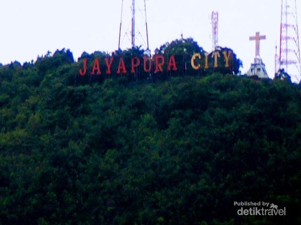 Ikon Jayapura City di Puncak Bukit Polimak terlihat dari Dok II.