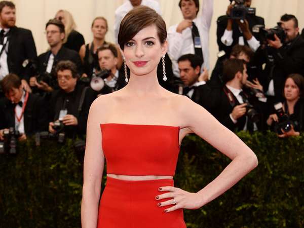 Merah Membara Anne Hathaway Merah Membara Anne Hathaway