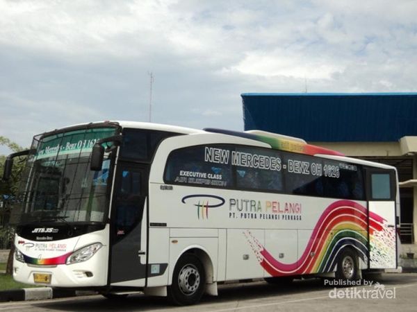 Salah Satu bus Milik Perusahaan PuTra Pelangi Juga di foto di Terminal 