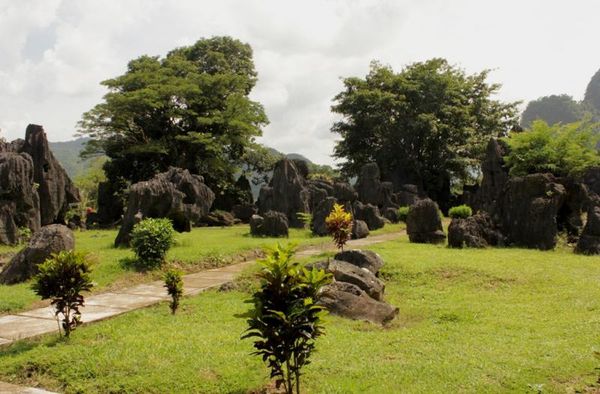Taman berisi batu dengan berbagai bentuk dan ukuran. Taman beserta gua-gua purba di sekitarnya dikelola oleh Balai Pelestarian Peninggalan Purba Makassar. 