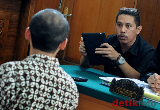 Charlie, Penjual iPad Tak Berbahasa Indonesia Akhirnya Benar-benar Bebas Charlie, Penjual iPad Tak Berbahasa Indonesia Akhirnya Benar-benar Bebas
