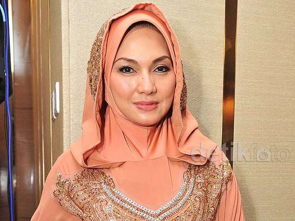 Gaya Islami Nia Daniati Gaya Islami Nia Daniati