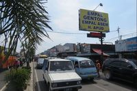 Pusat kuliner Empal Gentong adalah di Desa Battembat, Kab Cirebon. Tempat yang populer adalah Empal Gentong Haji Apud. Jangan heran kalau lalu lintas agak macet ya (Fitraya/detikTravel)