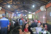 Beginilah suasana tempat makan Empal Gentong Haji Apud. Saat musim liburan, pembeli Empal Gentong berjubel (Fitraya/detikTravel)