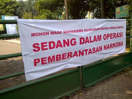 KRONOLOGI TEMUAN 5KG GANJA , NARKOBA & SENJATA TAJAM DI RUANGAN KAMPUS UNIVERSITAS NASIONAL