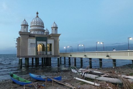  2 Pantai Indonesia yang Punya Masjid Terapung