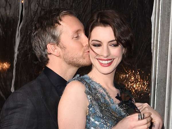 Aww, Anne Hathaway Dikecup Mesra Suami Aww, Anne Hathaway Dikecup Mesra Suami