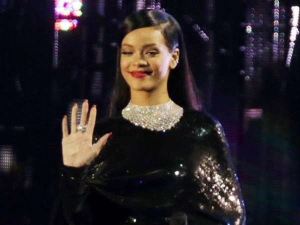 Rihanna Serba Hitam di Hari Veteran Rihanna Serba Hitam di Hari Veteran