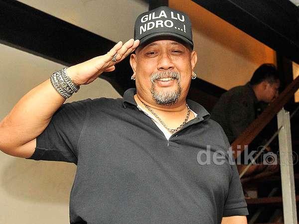 'Gila Lu Ndro...!' 'Gila Lu Ndro...!'