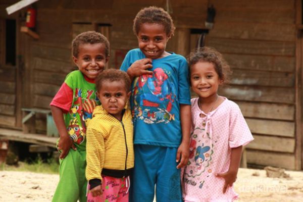 Tawa ceria anak-anak yang hidup di distrik Sikame. wajah lugu dan agak malu nampak jelas ketika kamera saya mengabadikan moment kebersamaan mereka. Anak-anak ini adalah anak pekerja dan penduduk asli yang bekerja di salah satu perusahaan pengelolaan hasil hutan di Sorong, Papua. Mereka hidup dan tinggal di pedalaman yang jauh dari pusat kota dengan akses jalan yang sulit dilalui.