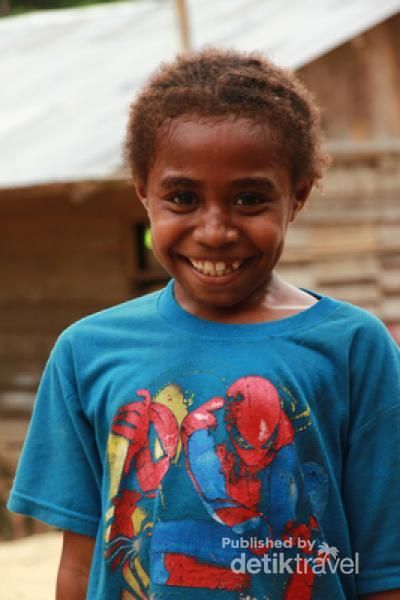 Anak ini tak pernah merasakan bagaimana rasanya menonton film Spiderman di bioskop seperti yang nampak pada bajunya. Akan tetapi, tawanya hangatnya adalah sebuah kebahagiaan yang belum tentu dirasakan sama oleh mereka yang bisa menyaksikan jagoannya tersebut di layar bioskop.