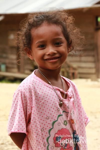 Anak ini adalah seorang anak pekerja yang berasal dari Pulau Jawa. Senyumnya yang manis adalah kebahagiaan anak Indonesia