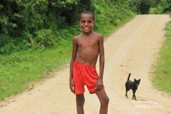 Boleh saya bergaya? boleh saja ucap saya kepada anak ini ketika saya ingin memotretnya. Akhirnya jadilah gambar ini. sebuah tawa bahagia dari anak yang hidup di pedalaman Papua