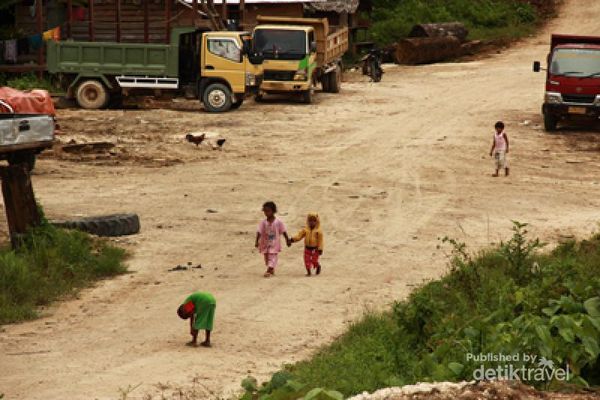 Anak-anak yang hidup di distrik Sikame bermain dan berpegangan tangan dalam kebersamaan
