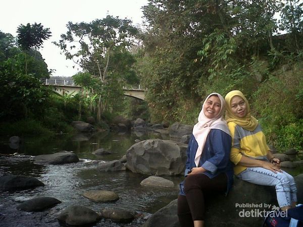 Sungai yang mengalir dengan suara gemericiknya