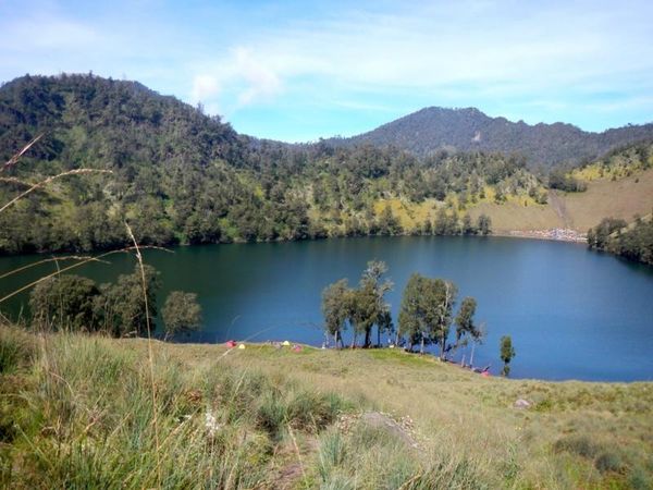 Welcome to Ranu Kumbolo! Dari jauh pun sudah mempesona bukan traveler?