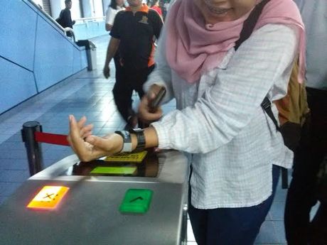 Hanya Ada 200 Unit, Tiket KRL Berupa Gelang Gratis untuk Bulan Ini