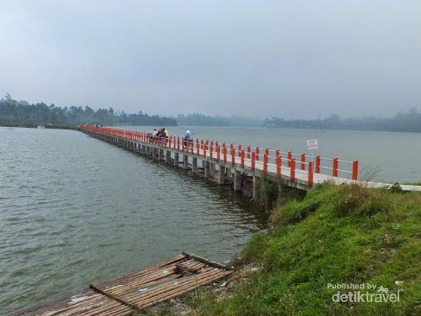 Jembatan Merah alias Jembatan Cinta Jembatan Merah alias Jembatan Cinta