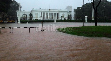 Beda Banjir 2013 dan 2015 yang Sama-sama Genangi Istana Negara Beda Banjir 2013 dan 2015 yang Sama-sama Genangi Istana Negara