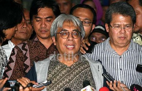 Puisi Imam Prasodjo Pasca Praperadilan BG: Aku Melihat Orang Menari-nari Puisi Imam Prasodjo Pasca Praperadilan BG: Aku Melihat Orang Menari-nari