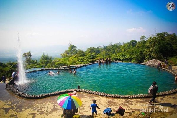 Kolam renang Umbul Sidomukti di ketinggian 1200 Mdpl