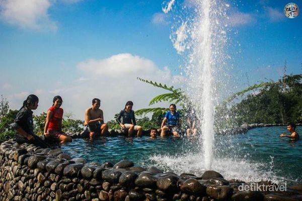 Bersama-sama menikmati kesejukan air dan udara di Umbul Sidomukti