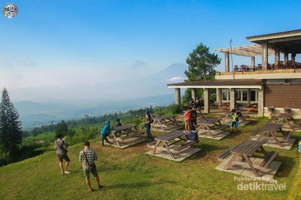 Selain kolam renang di Atas Awan, di Umbul Sidomukti terdapat tempat ngopi dengan pemandangan alam yang cantik