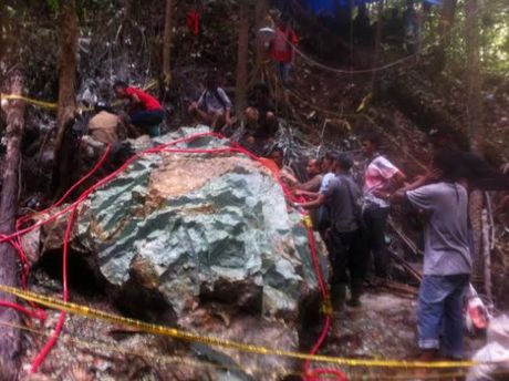 Jadi Sengketa, ini Dia Wujud Giok 20 Ton yang Akhirnya Dibelah