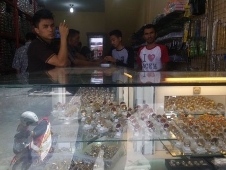 Booming Giok, Penjual Aksesoris dan Tukang Poles Batu Raup Jutaan Rupiah Booming Giok, Penjual Aksesoris dan Tukang Poles Batu Raup Jutaan Rupiah