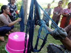Melestarikan Tenun Asli Labuan Bajo NTT Melestarikan Tenun Asli Labuan Bajo NTT