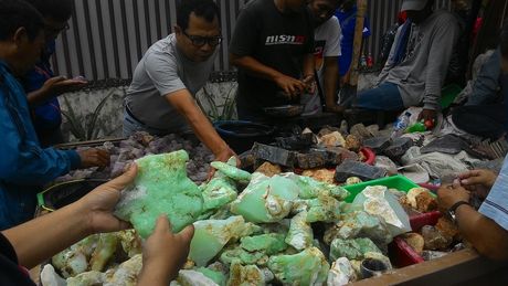 Begini Suasana Demam Batu di Pasar Akik Terbesar di Indonesia Begini Suasana Demam Batu di Pasar Akik Terbesar di Indonesia