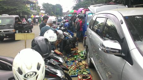 Begini Suasana Demam Batu di Pasar Akik Terbesar di Indonesia - 2 Begini Suasana Demam Batu di Pasar Akik Terbesar di Indonesia - 2