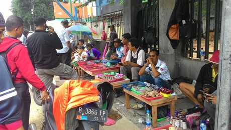 Begini Suasana Demam Batu di Pasar Akik Terbesar di Indonesia - 3 Begini Suasana Demam Batu di Pasar Akik Terbesar di Indonesia - 3