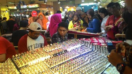 Begini Suasana Demam Batu di Pasar Akik Terbesar di Indonesia - 4 Begini Suasana Demam Batu di Pasar Akik Terbesar di Indonesia - 4