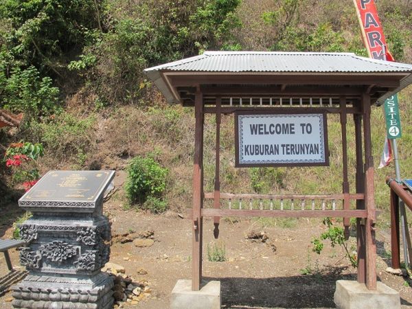 Tengkorak dan Tulang-belulang di Kuburan Trunyan