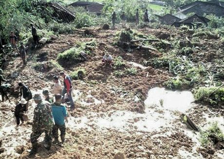 Berbagai Penampakan Rumah Rata dengan Tanah Akibat Longsor di Sukabumi Berbagai Penampakan Rumah Rata dengan Tanah Akibat Longsor di Sukabumi