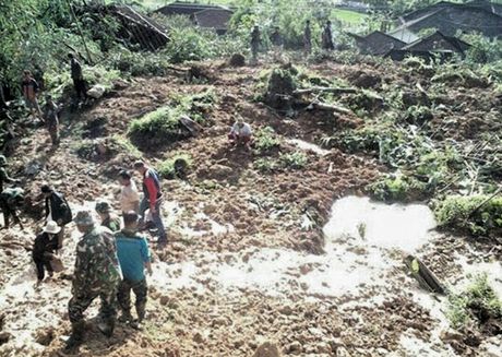 Berbagai Penampakan Rumah Rata dengan Tanah Akibat Longsor di Sukabumi