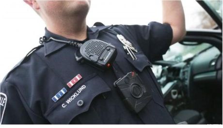 Melihat Polisi Beraksi dengan Kamera yang Terpasang di Tubuh di Berbagai Negara