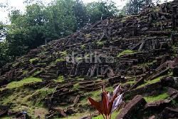 Tak Jauh dari Gunung Padang Ada Temuan Struktur Batu Misterius di Pasir Pogor