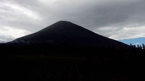 Cerita Lain dari Gunung Sindoro, Kabut Hitam Sering Membuat Pendaki Tersesat