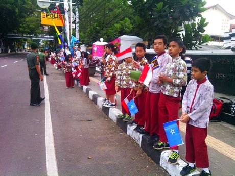Mobil RI 1 Melintas Jalan Merdeka, Pelajar: Asyik Aku Lihat Pak Jokowi Mobil RI 1 Melintas Jalan Merdeka, Pelajar: Asyik Aku Lihat Pak Jokowi