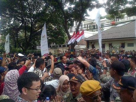 Jokowi Turun dari Mobil, Ratusan Warga di Jl Otista Bandung Histeris